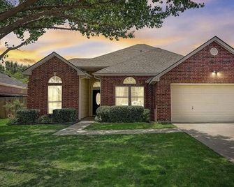 4 Bedroom Rambler W/Game Room - Rockwall - Building