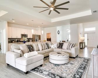 Comfy Lehigh Acres Getaway with Yard and Fireplace - Lehigh Acres - Living room
