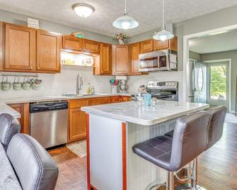12 Mi to Indianapolis Motor Speedway: Home w/ Deck - Brownsburg - Kuchyň