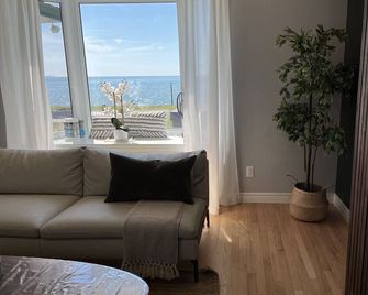 Modern Waterfront Home near Prince Edward County w/ Panoramic Lake Ontario Views - Brighton - Living room