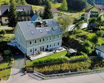 Wellness living at the foot of the mountain - Bad Bleiberg - Building