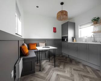 Goodstay Lodges by Urban Space - Barry - Kitchen