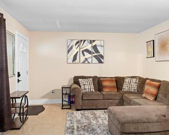 Stylish & Cozy King Bed Retreat @ Baldwin Park - Orlando - Living room