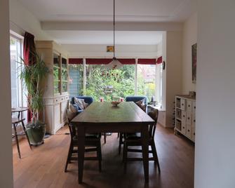 A 13-minute walk from the beach, semi-detached cottage in a quiet neighborhood. - The Hague - Dining room