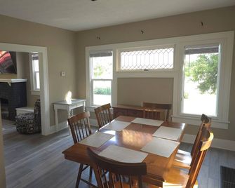 Cozy 3 bedroom Farmhouse in Delaware Ohio, On the Golf Course. Near OWU! - Delaware - Comedor