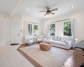 New Listing - Historical Home in Mossy Oaks - Beaufort - Sala de estar