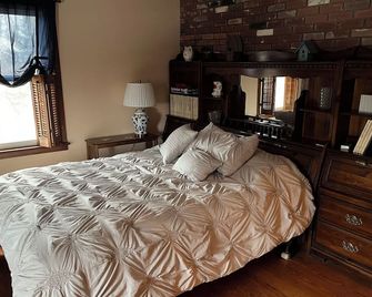 Charming 3-bedroom house in a country setting minutes from Oswego's attractions - Oswego - Schlafzimmer