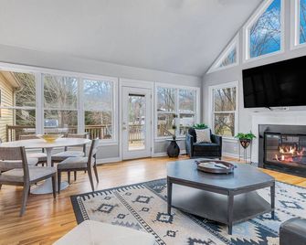 Newly Renovated Near Asheville! Hot Tub And Seasonal Pool! - Fletcher - Sala de estar