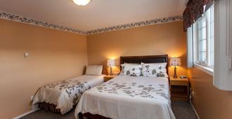 Midnight Sun Inn Bed And Breakfast - Whitehorse - Bedroom