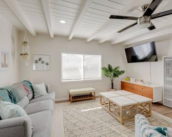 Pet-Friendly Cayucos Home Walk to Public Beach! - Cayucos - Living room