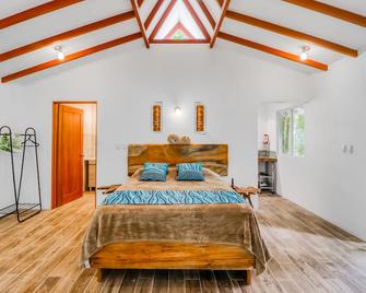 Private Off Grid Jungle Escape W/ Natural Pools , Scenic Trails, & Private Deck - Ciudad Cortés - Habitación