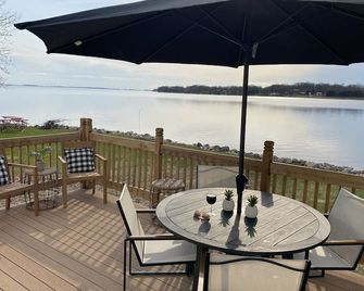 Enjoy Beautiful Sunsets on Lake Reno - Alexandria - Balcony
