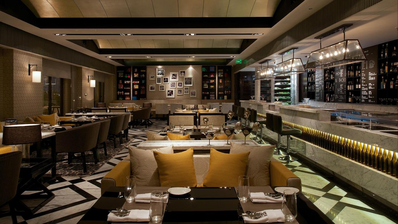 إنتركونتننتال مارين درايف مومباي، آي آيتش جي هوتل