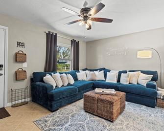Charming Renovated 2bed/3bath in Historic District Downtown Orlando - Orlando - Living room