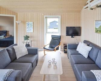 3 Bedroom Cozy Home In Glesborg - Glesborg - Living room