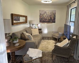 Cozy MiL Suite close to famous Canton First Monday grounds, just outside of town - Canton - Living room