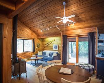 Cedar Cabin Tucked Into The Pines Backing Up To Ponderosa State Park! - McCall - Huiskamer