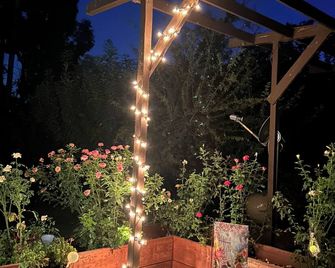 Peaceful Country Getaway for One or Two - Lincoln - Patio