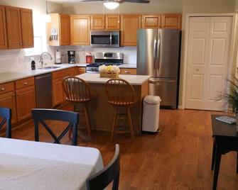 3-bedroom house in welcoming Brighton with AC, WiFi. Enjoy a cozy stay - Brighton - Keuken