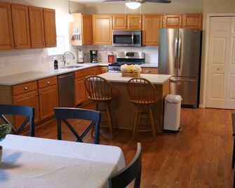 3-bedroom house in welcoming Brighton with AC, WiFi. Enjoy a cozy stay - Brighton - Cocina