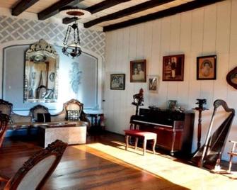 Cuarto delos Hijos: Deluxe Quadruple Room - Vigan City - Salon