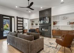 Gathering Place Luxury-Pool/Spa/Outdoorkitchen - Tulsa - Living room