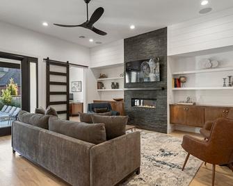 Gathering Place Luxury-Pool/Spa/Outdoorkitchen - Tulsa - Ruang tamu