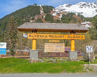 Snug ski-in/ski-out condo with WiFi - right next door to the slopes - Girdwood - Edificio
