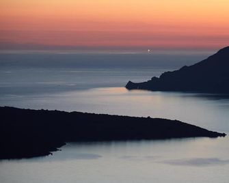 Callia Caves - Adults Only - Fira - Vista esterna
