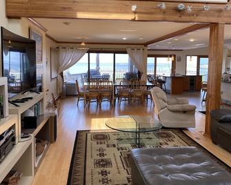 Long Beach Island, Loveladies, Bayfront, 5-Bedrooms with a Private 240-Foot Dock - Long Beach - Living room