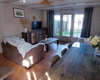 Sea and Beach, Forest and close to seaside resort Domburg. - Aagtekerke - Living room