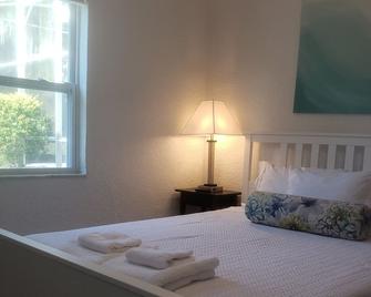 Lakeside Hideaway! 1 mile from Historic Downtown Mount Dora - (3 night maximum) - Mount Dora - Bedroom