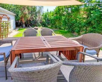 Prime Los Feliz Craftsman 2/1 Bungalow Home, Big Yard, Dog Friendly,Washer/Dryer - Los Ángeles - Patio