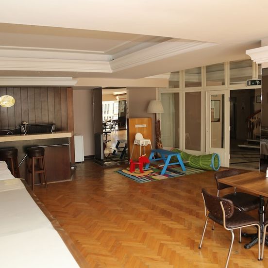 Cihan Palas image 1
