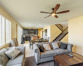 Family-friendly 4BR Home - Spacious - Great Location - Fontana - Living room