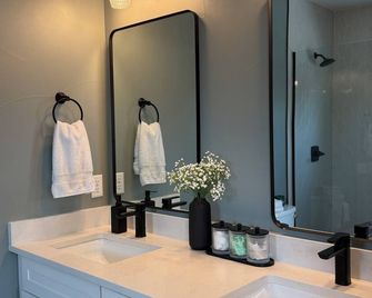 Cozy 3 Bedroom Denver Home by Mile High Stadium and Downtown! - Denver - Room amenity
