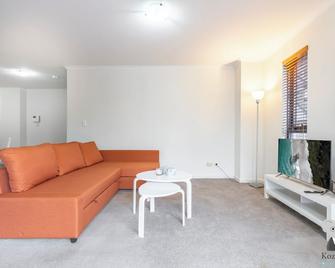 KozyGuru | Redfern | Cozy Apt near Train Station - Sídney - Sala de estar