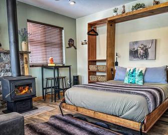 Relax with amazing 360° mountain views in this cozy Alaskan tiny cabin! - Palmer - Habitación