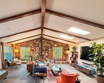 Mountain Daddies Boutique Bed & Breakfast near Yosemite - Fresh Homemade Breakfast Included - Oakhurst