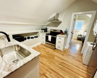 Families Love Frank’s Lakehouse @ Sunset Estates - Lincoln - Kuchyň