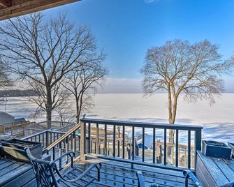 Lakefront Home w/ Gorgeous Sunsets, Kayaks, & Pier - Fort Atkinson - Balcón