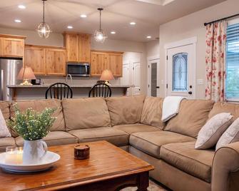 Mountain Family Getaway - Paradise - Living room