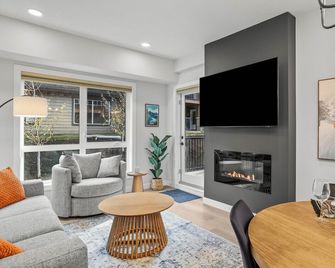 Mtn Views | Outdoor Pool & Hot Tub | Corner Condo - Dead Man's Flats - Sala de estar