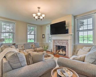 Upscale Country Home w/ Fire Pit in Taneytown! - Taneytown - Living room