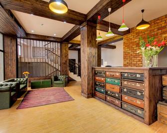 Olive Hotel Bishkek - Bishkek - Front desk