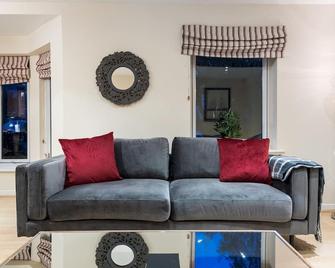 2 Neptune House Beautiful Modern York Apartment with Parking Pass the Keys - York - Living room