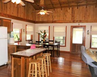 Jerico Place : In Town 3 Bedroom home on a paved drive! - Utila - Dining room