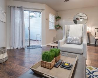 Beautiful, Comfy & Convenient Condo! - Sherwood - Living room