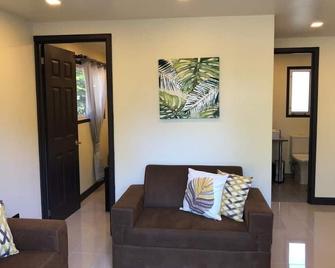 Beachside 1 Bd / 1 Ba Container Home in Paradise - Malpais - Sala de estar
