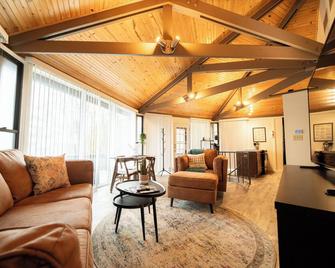 3BD/3BA Roundhouse Retreat near Bedford Springs, where breathtaking views await! - Bedford - Obývací pokoj